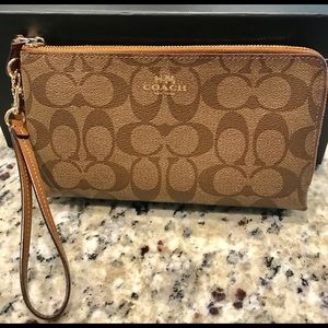 COACH LARGE DOUBLE ZIP WRISTLET LIKE NEW